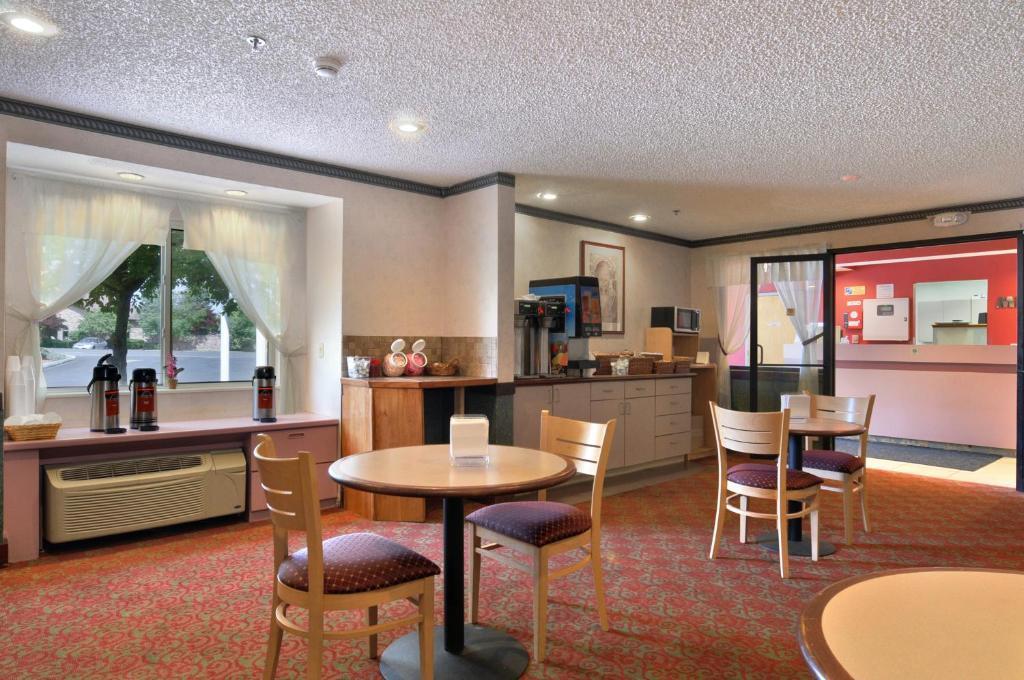 Americas Best Value Inn - Восток Сиракьюс Ресторан фото